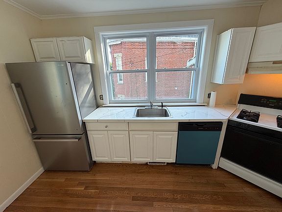 3rd image of 30 Pinckney St #1
