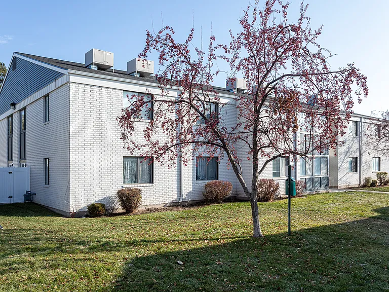 Goldstone Place Apartments — Photo 13