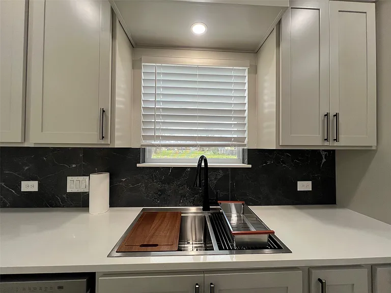 817 Center St — Photo 9