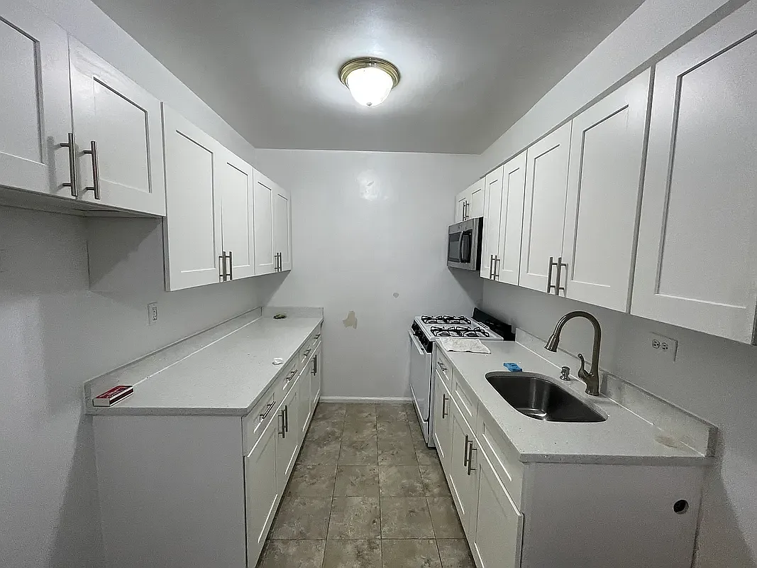 Building Photo - 500 W 235th St #4E