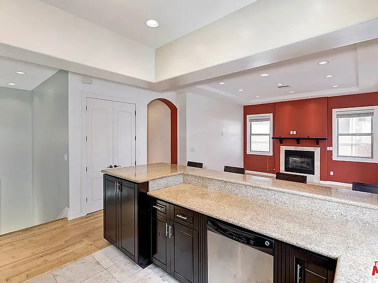 2027 Butler Ave — Photo 1