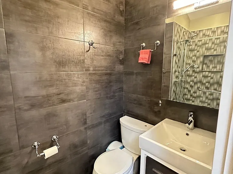 2818 E 27th St #3D — Photo 14