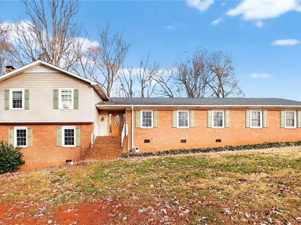 1102 Parkwood Dr, Siler City, NC 27344