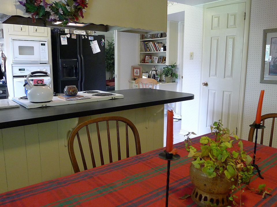 Breakfast room/kitchen