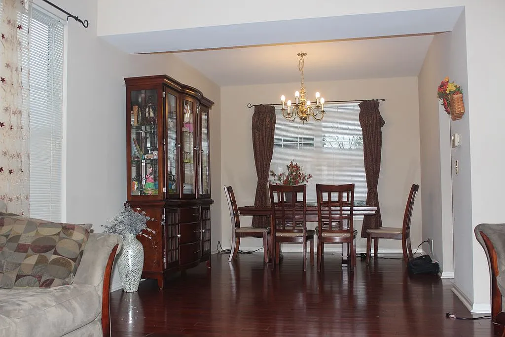 4 bed, 3.5 bath, 2397 sqft, $3,695 — Photo 4
