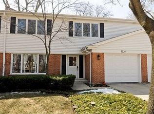 2721 E Bel Aire Dr, Arlington Heights, IL 60004