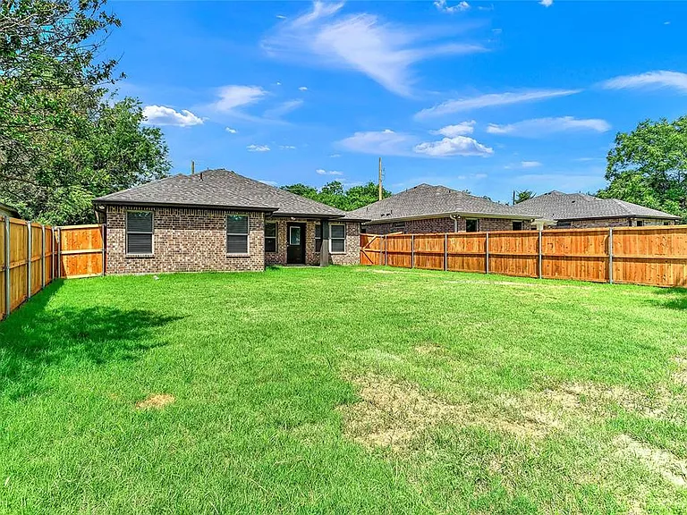 2205 N Hickory St — Photo 21