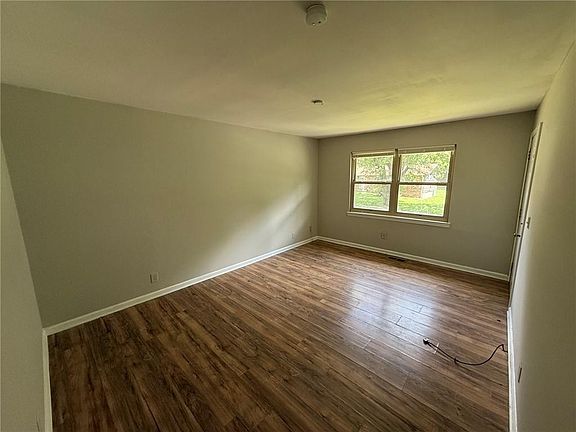 3rd image of 429 Jenkins Rd