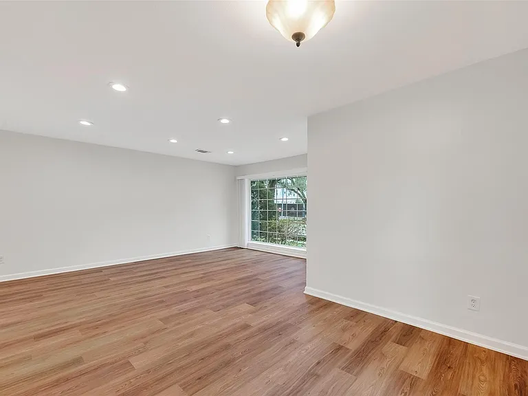500 N Post Oak Ln — Photo 8