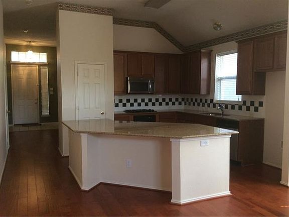 4th image of 2041 Fox Glen Dr
