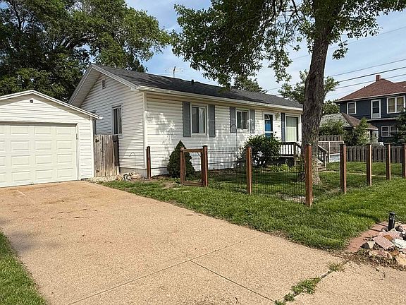 3rd image of 635 N Hancock St