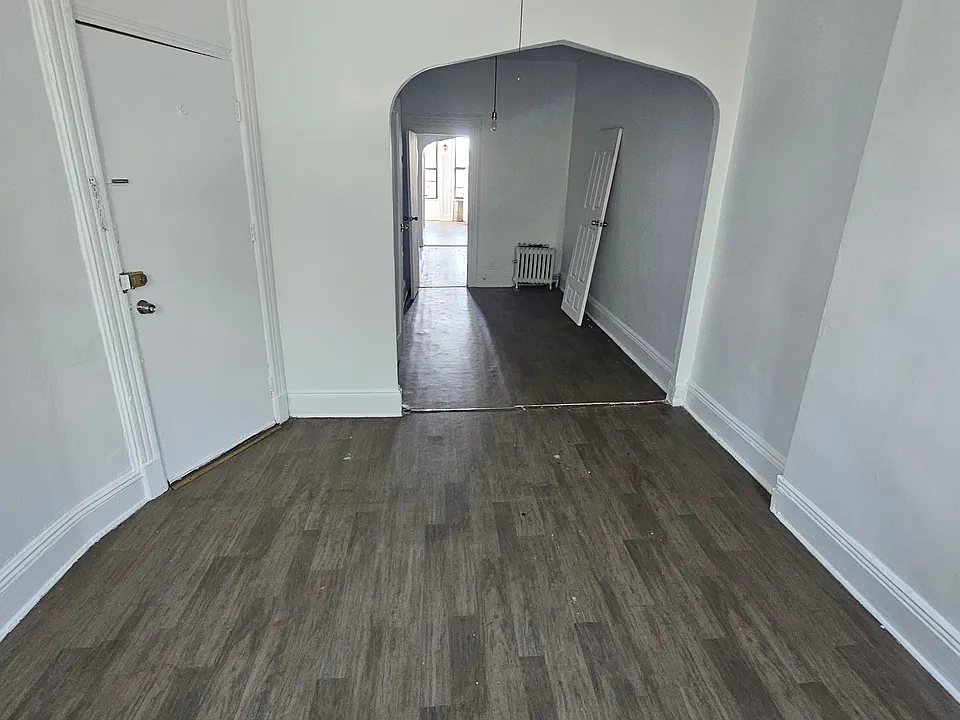 466 Seneca Ave #3R