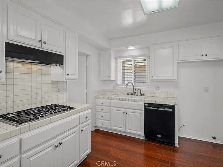 6061 Dundee Dr — Photo 7