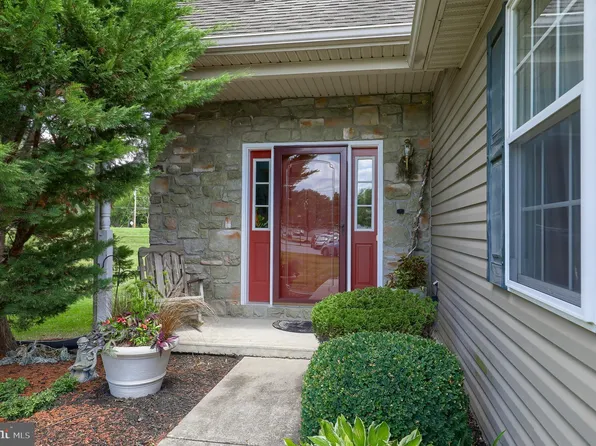 327 Deerfield Dr, Mount Joy, PA 17552