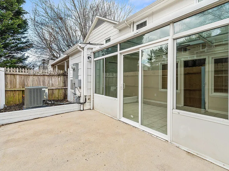 2938 E Saint Marks Rd — Photo 15