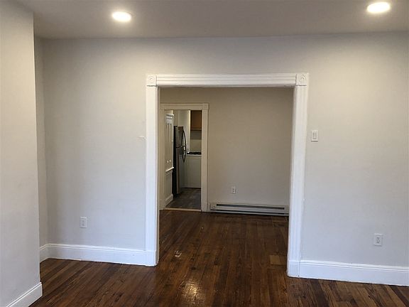 5th image of 237 Whiton St APT 1