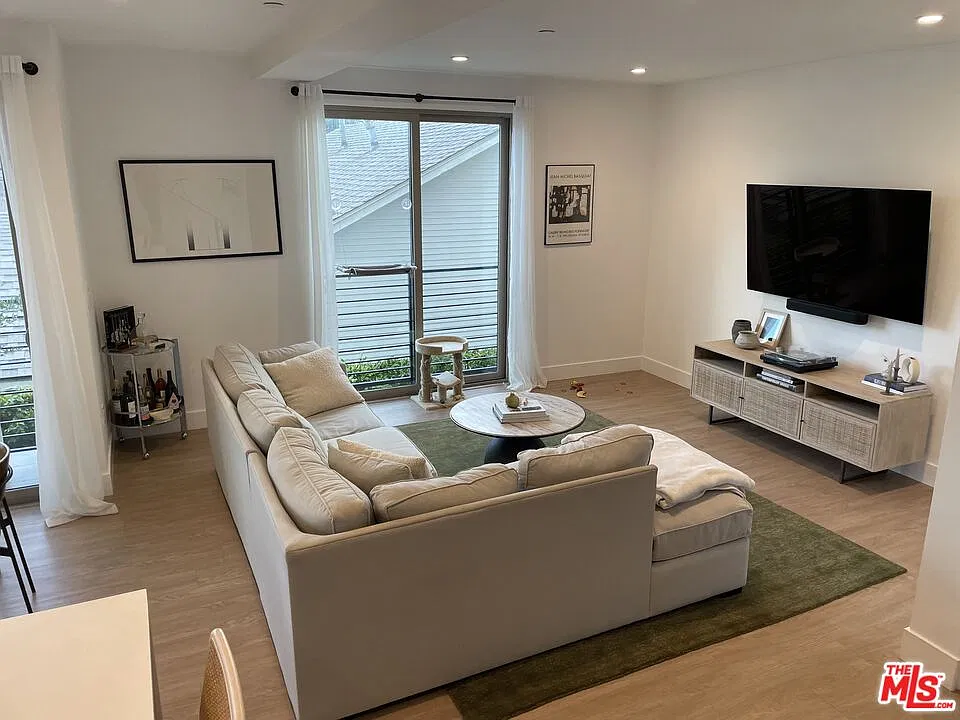 3 bed, 2.5 bath, 1600 sqft, $5,495 — Photo 3