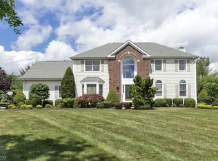 22 Fieldpointe Dr, Branchburg, NJ 08876
