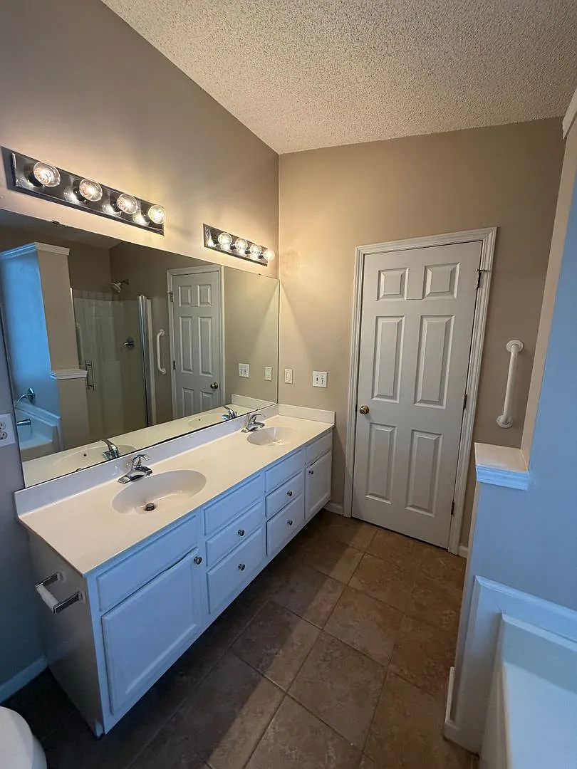 3BR/2BA | Newly Renovated Single Family Home |Storage Shed | In Charlotte! — Photo 4
