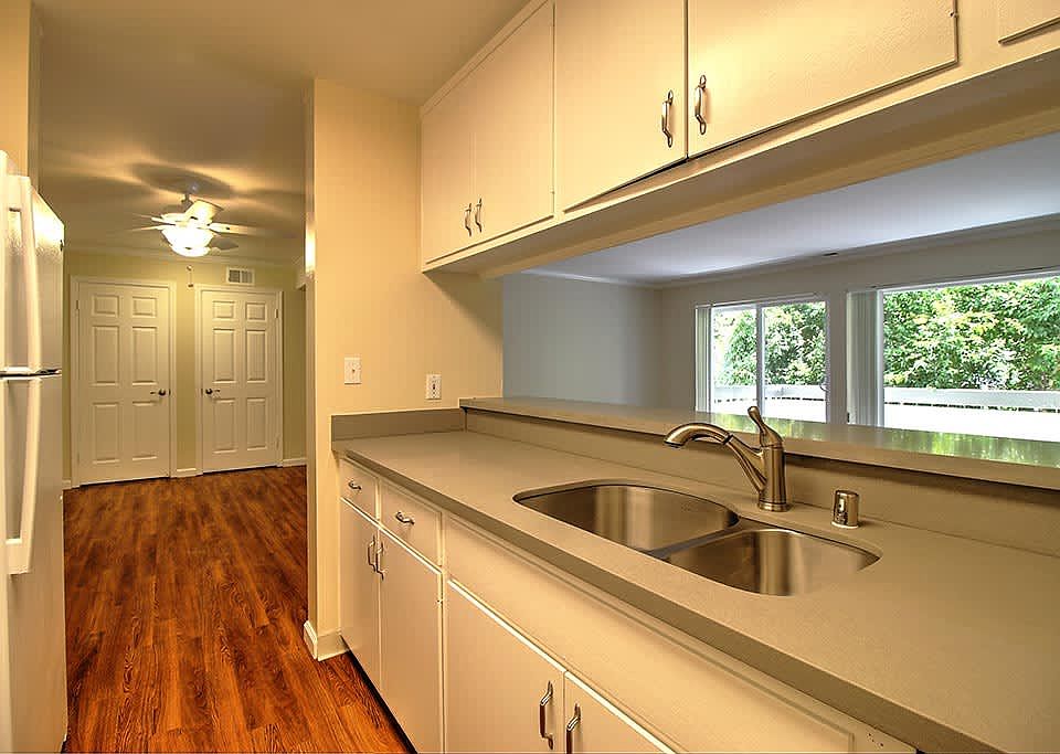 1st image of 141 Wellesley Cres #2B-2Ba