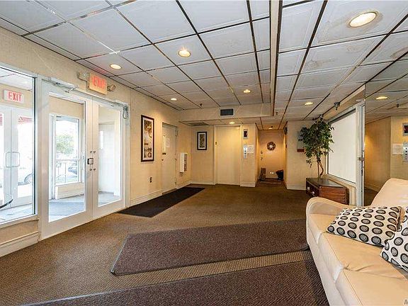 2nd image of 205 Mineola Blvd