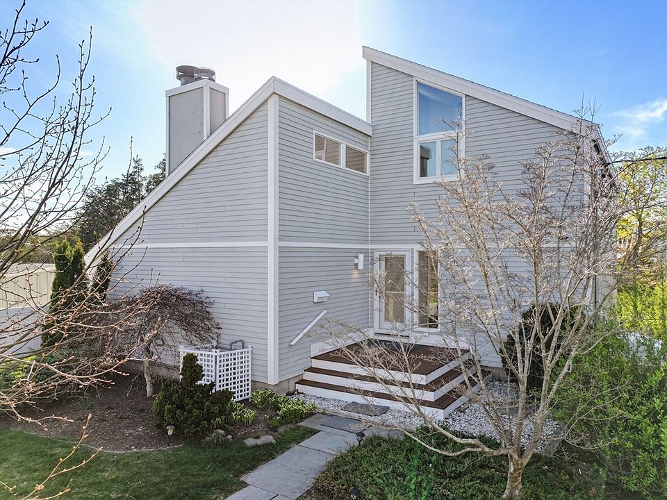 1st image of 11 Stoney Brook Ln
