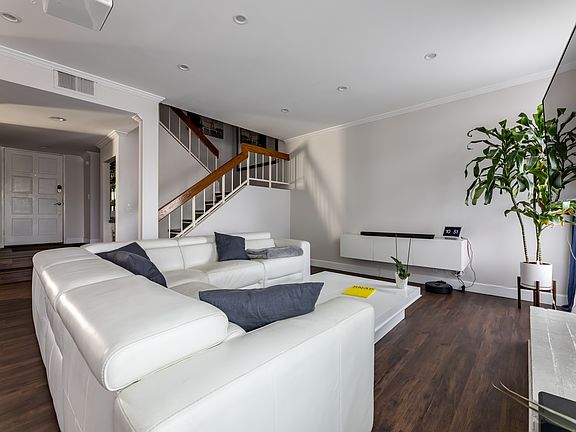 3rd image of 4958 Woodman Ave APT 111