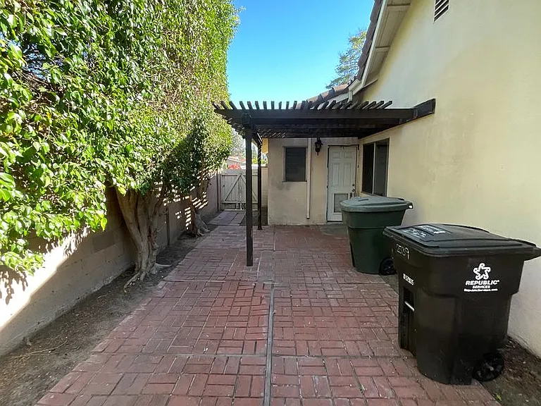 2539 E Seville Ave — Photo 28