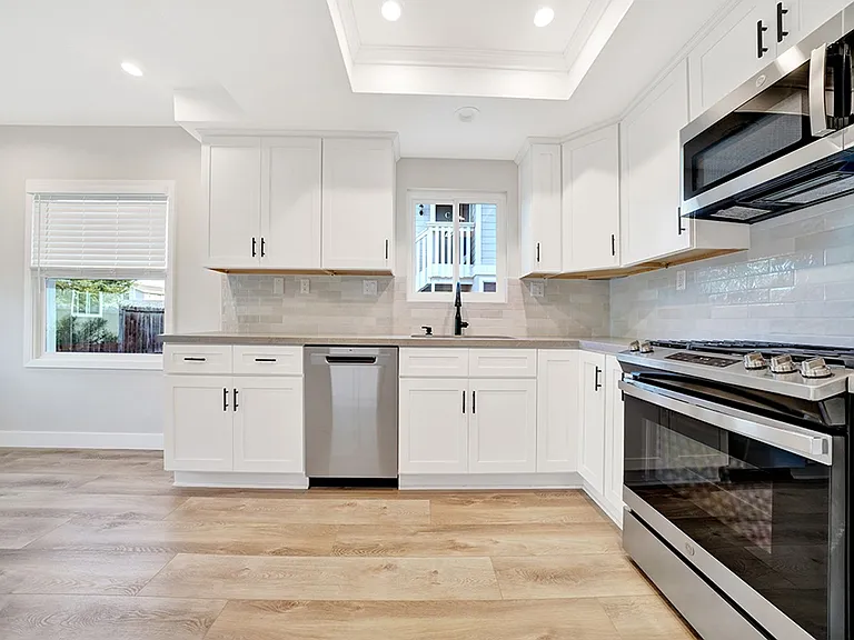 2476 Elden Ave — Photo 15