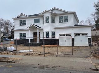 6 Lesley Ln, Old Bethpage, NY 11804