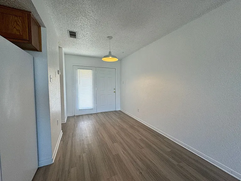 1306 Monroe Lp — Photo 5