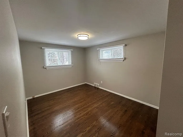 4472 Buchanan Ave — Photo 7