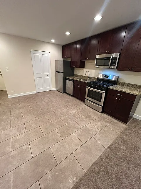 2 bed, 850 sqft, $1,640 — Photo 2
