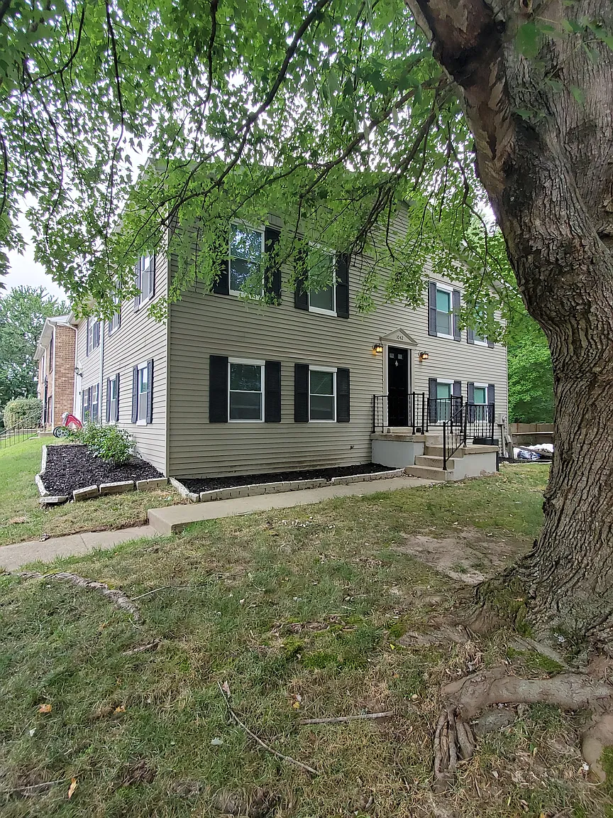 1042 Dorset Dr photo 1