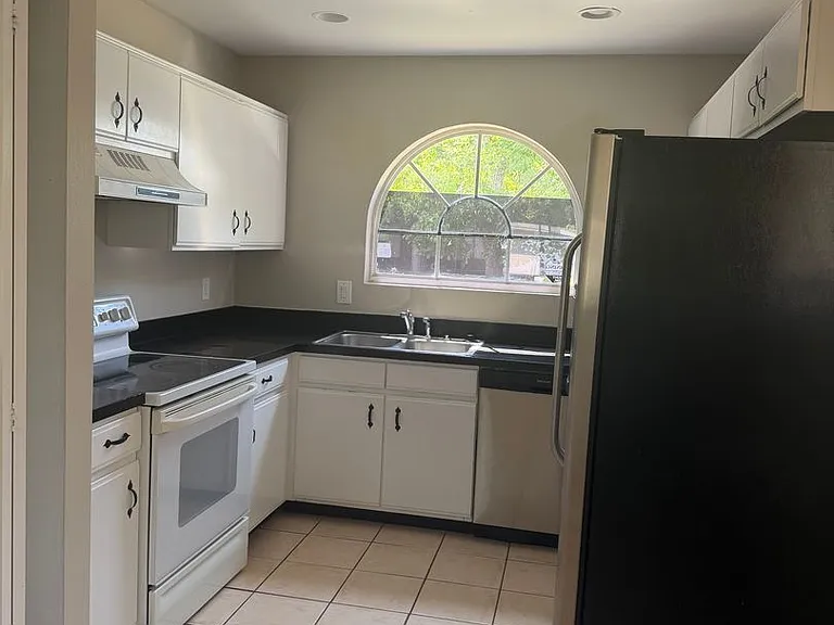 160 Edgewater Cir — Photo 9