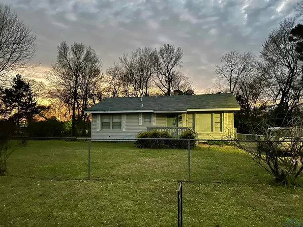 1002 Premier Rd, Longview, TX 75604