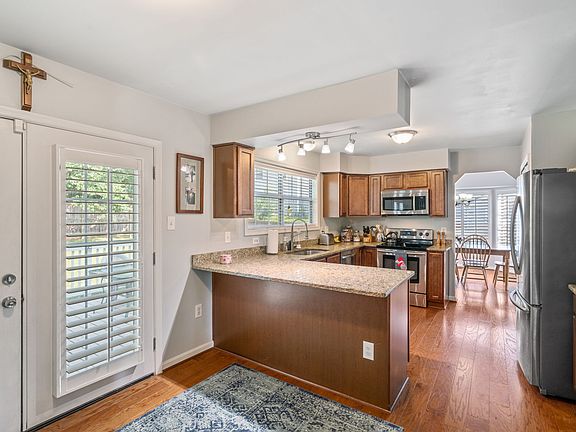 5th image of 4 Thayer Ct