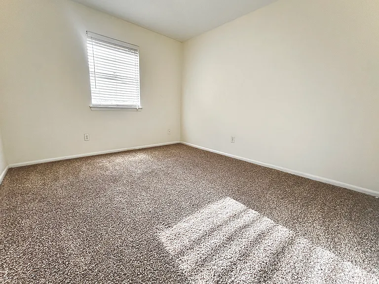 1602 Cloverdale Cir — Photo 4