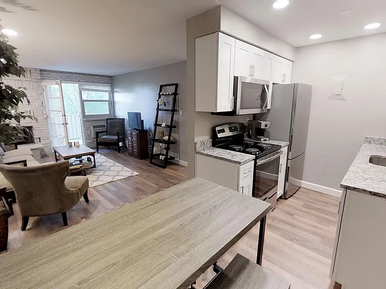 La Fonda Apartments — Photo 28