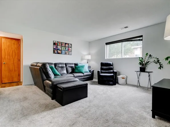 4213 62nd St APT 2, Urbandale, IA 50322