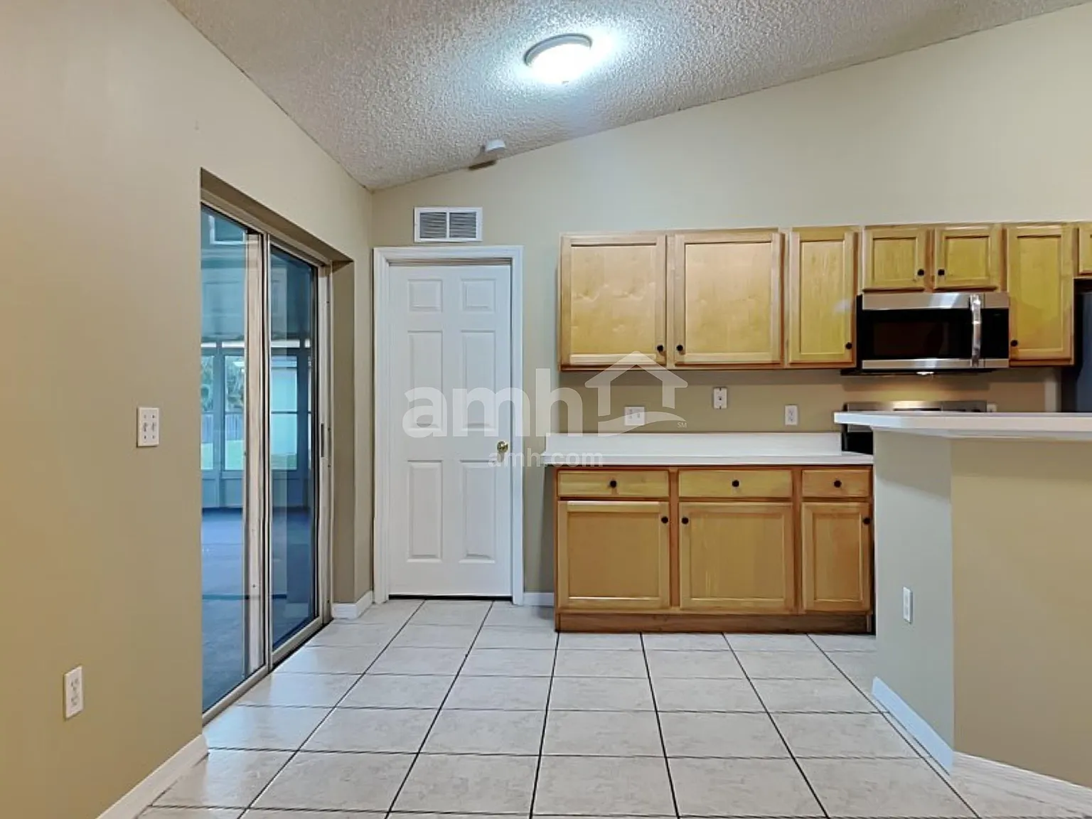 4 bed, 2.0 bath, 1704 sqft, $2,535 — Photo 3