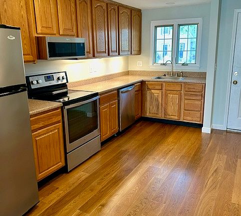 4th image of 947 Fox Hollow Dr