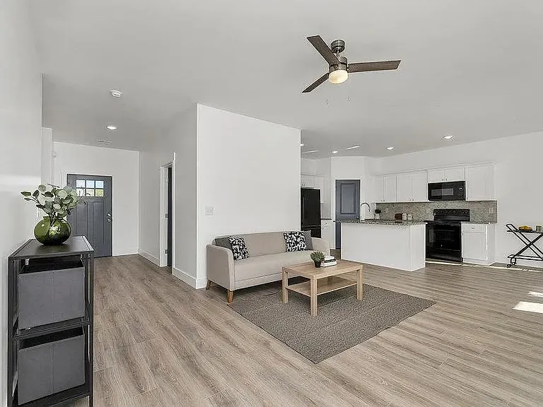 206 Essex Dr — Photo 5