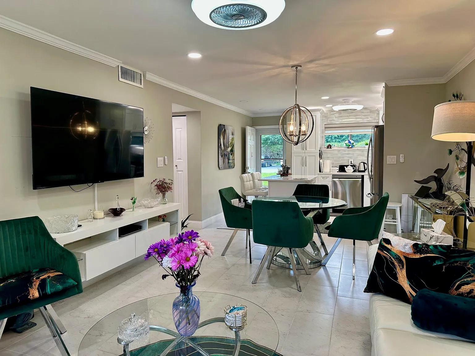 2721 Garden Dr N — Photo 3
