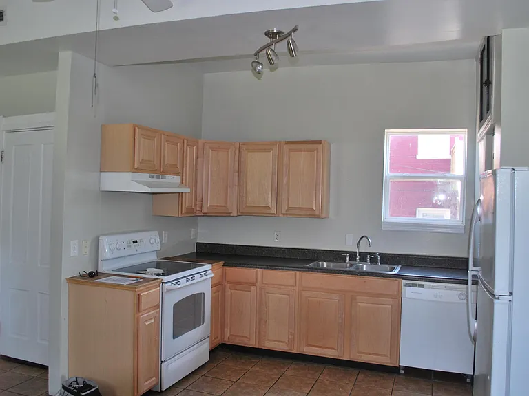 907 Norton St — Photo 4