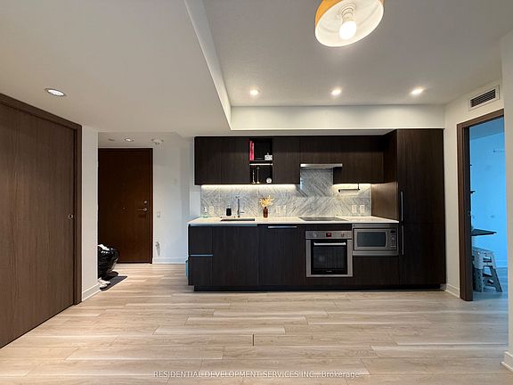 4th image of 17 Bathurst St #906