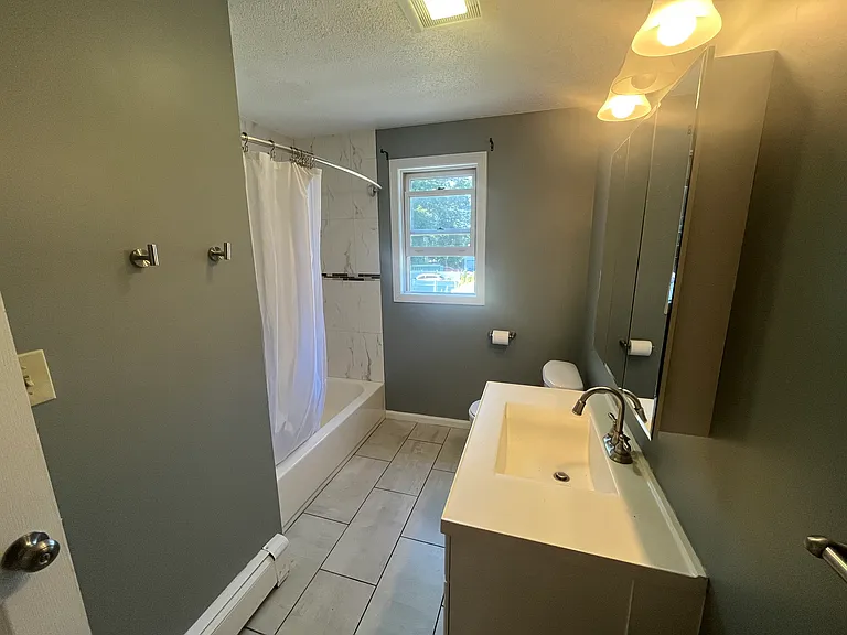 798 Canterbury St — Photo 11