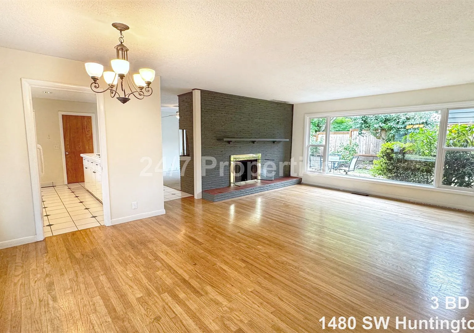 Comfortable 3 BD | 2 BA - Cedar Hills Neighborhood — Photo 2