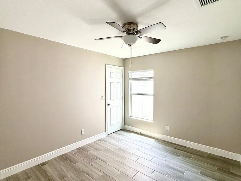 340 Palm Breezes Dr — Photo 17