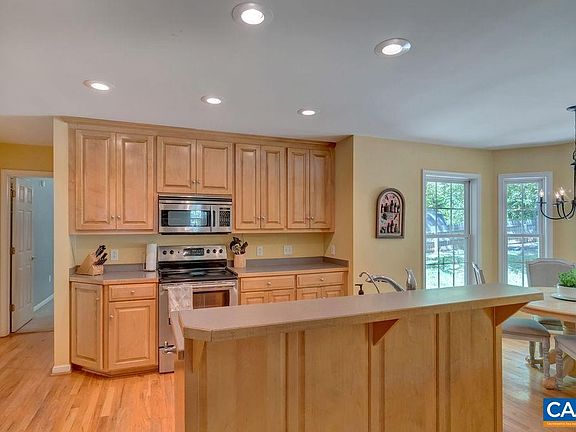 3rd image of 657 Jefferson Dr
